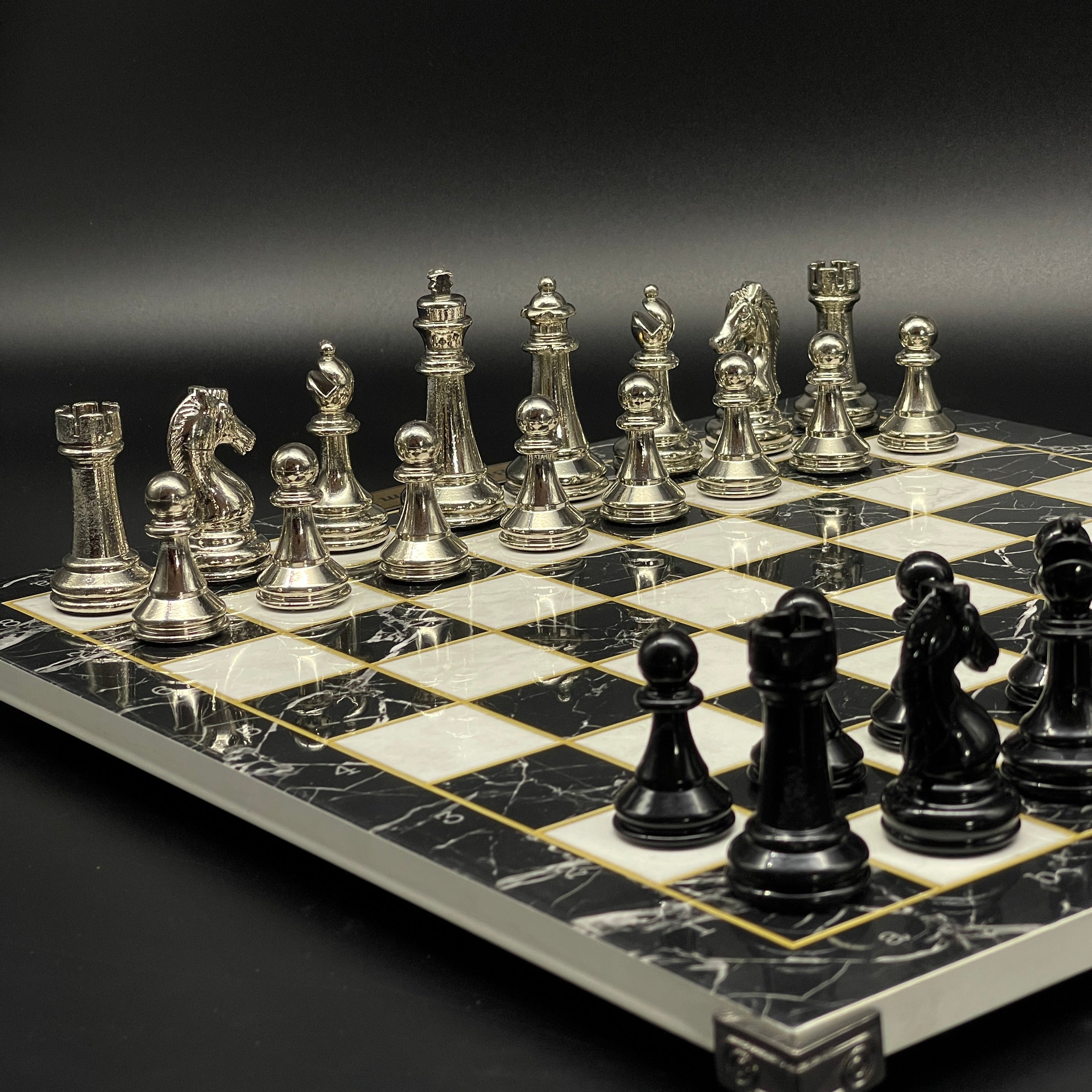 Black Marble Pattern Wooden Chess Set with Black Metal Chess Pieces with Metal Legs