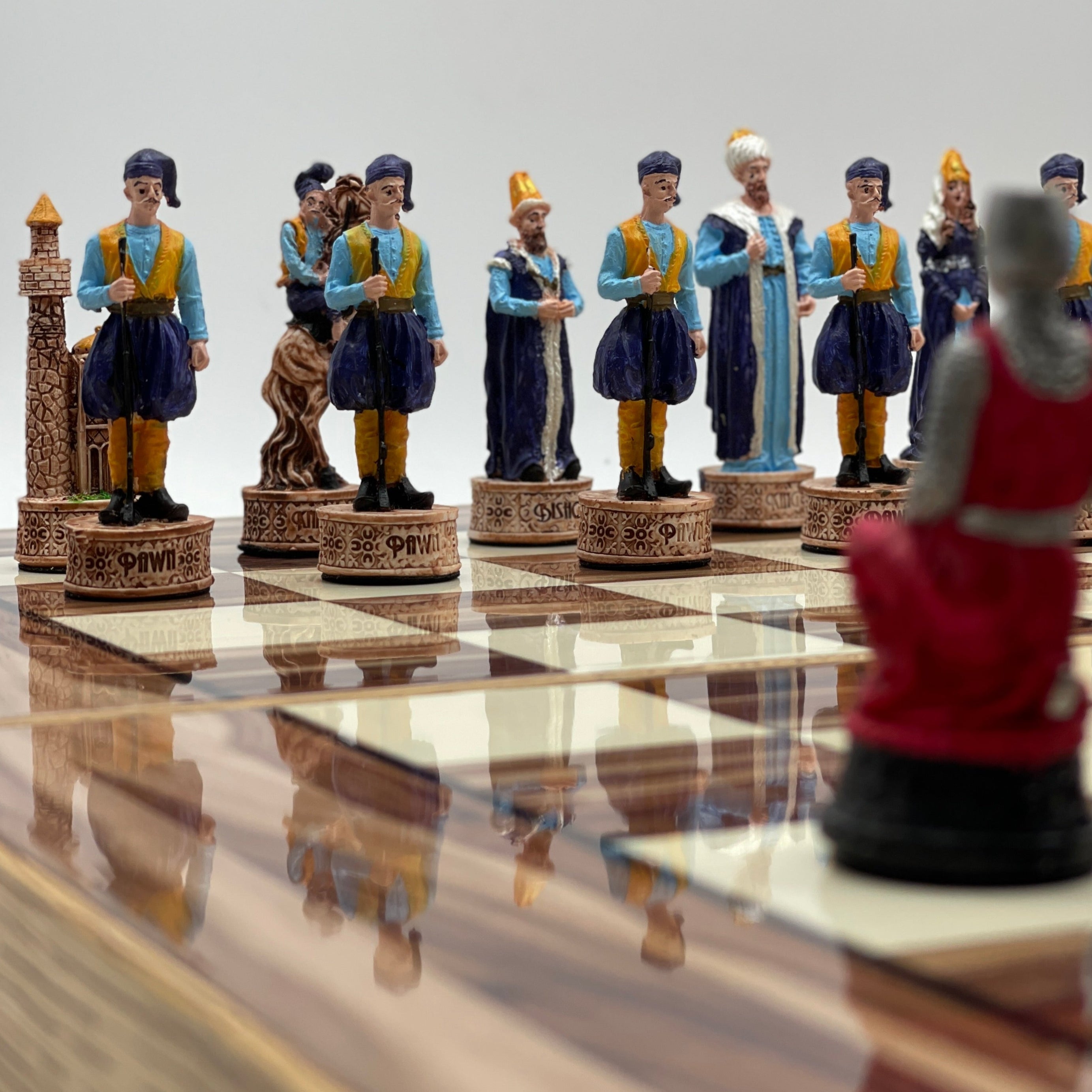 Handmade Brown Pattern Backgammon Set And Polyester Crusaders Chess Pieces