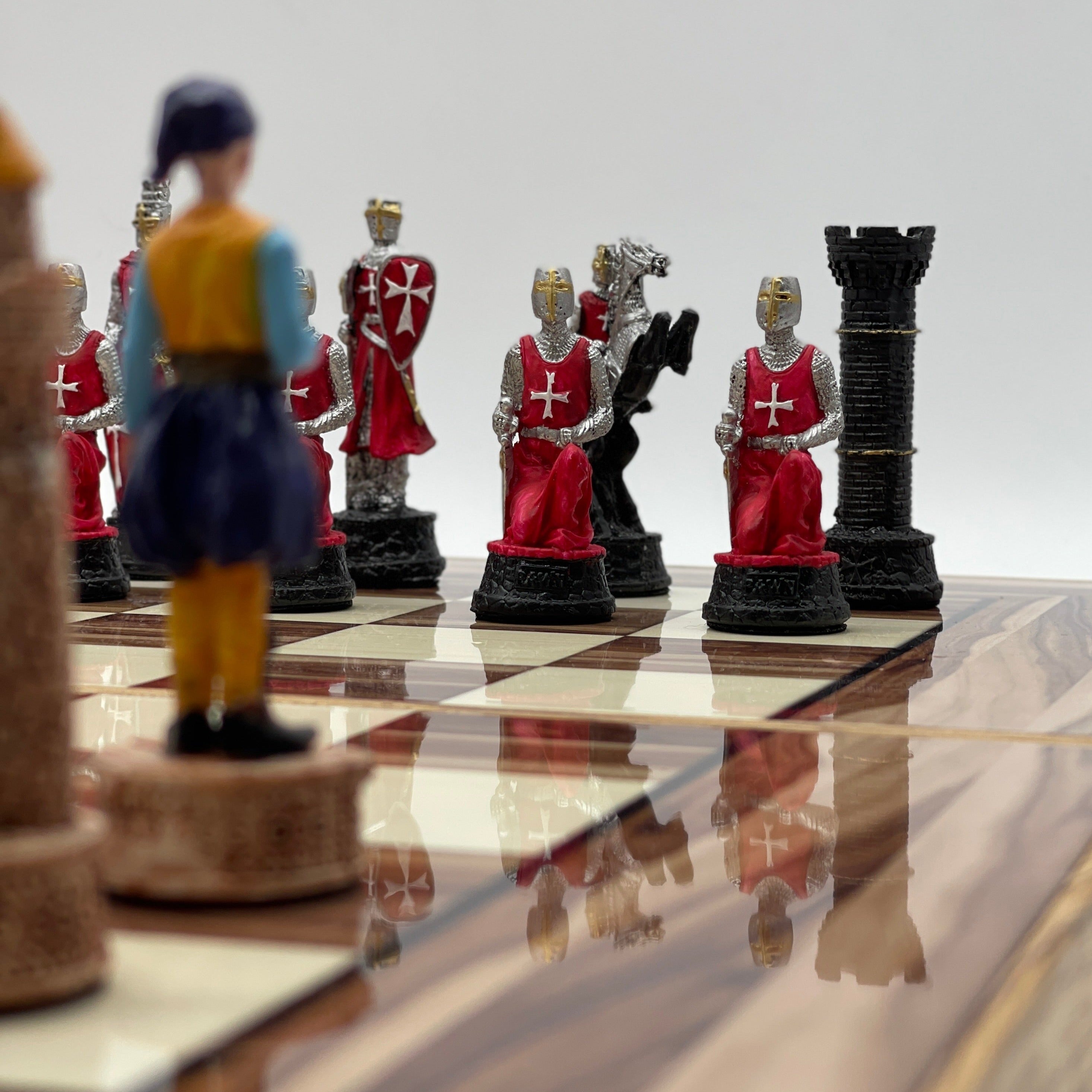 Handmade Brown Pattern Backgammon Set And Polyester Crusaders Chess Pieces