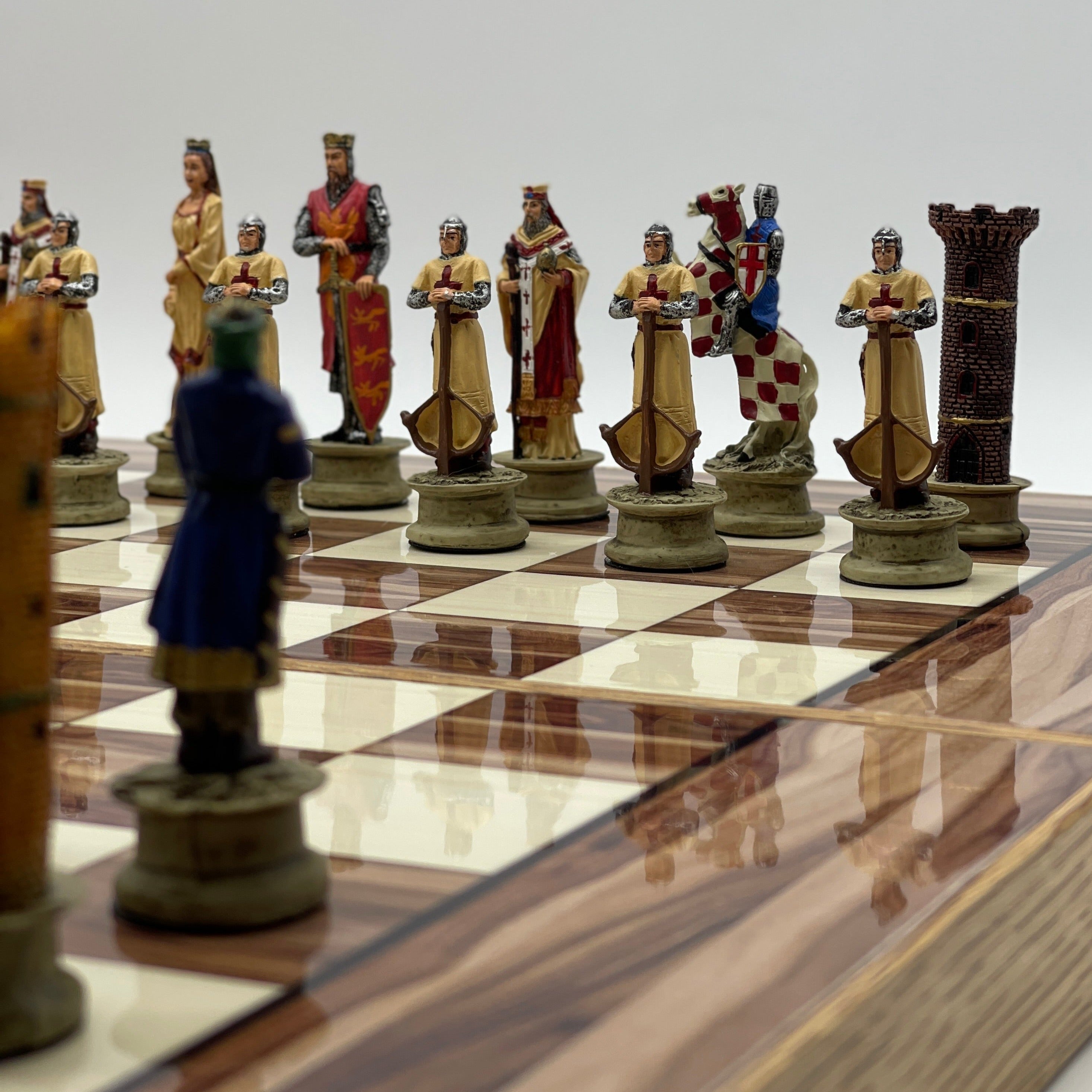 Handmade Brown Pattern Backgammon Set And Polyester Crusaders Chess Pieces