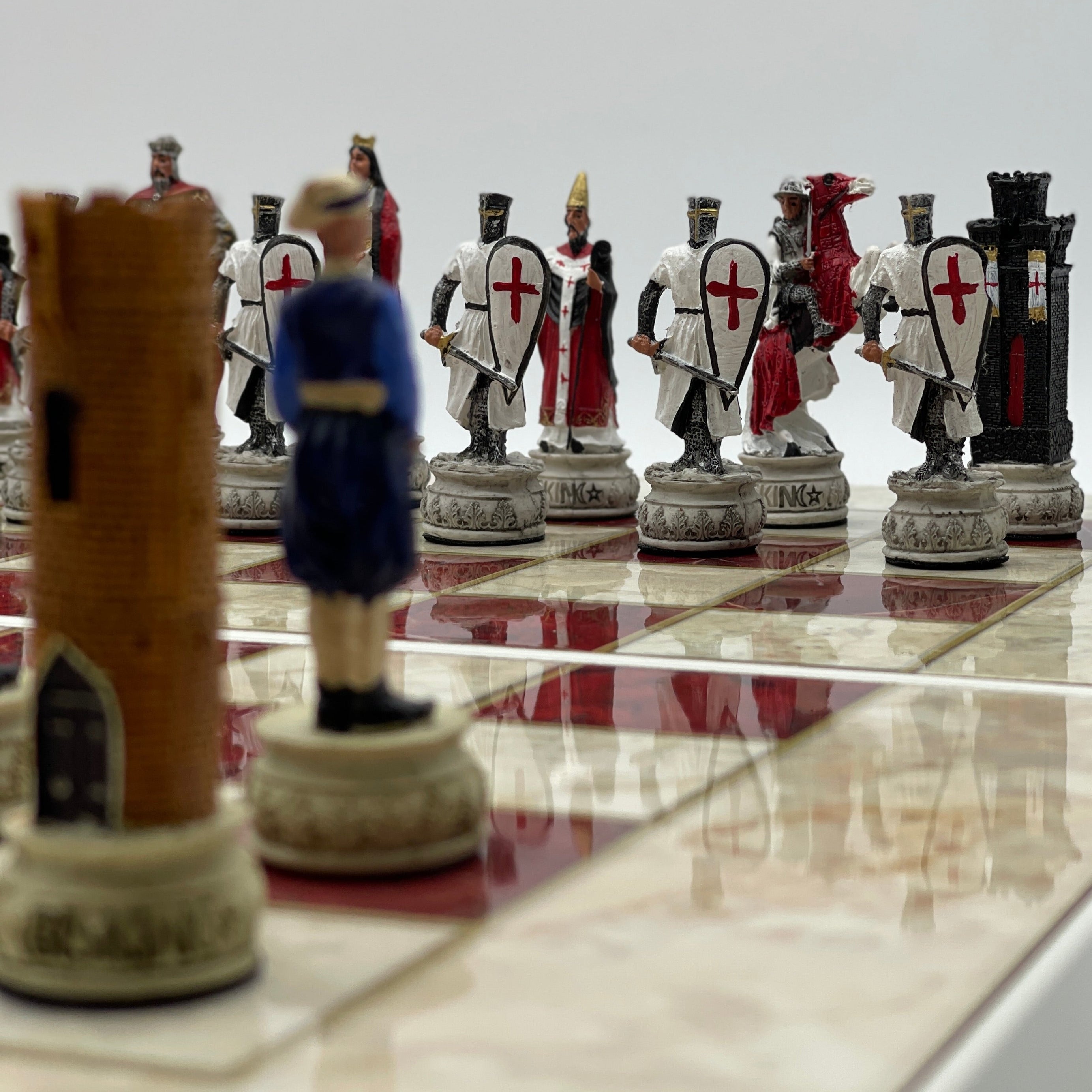 Handmade Red Pattern Backgammon Set With Crusaders Chess Pieces