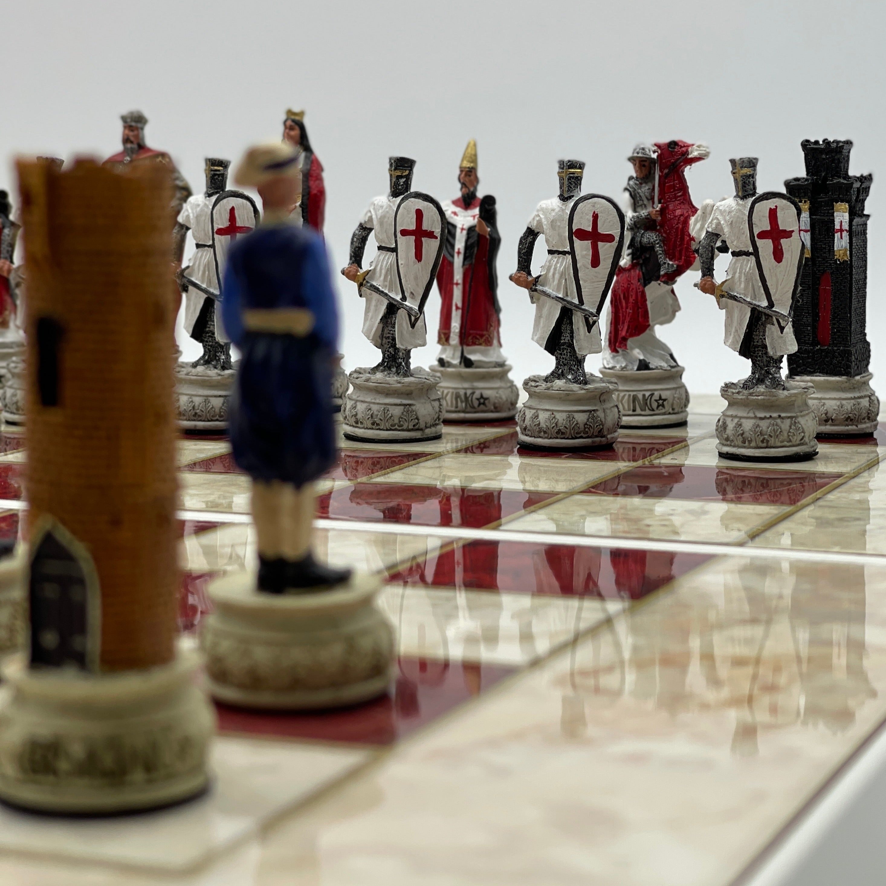 Handmade Red Pattern Backgammon Set With Crusaders Chess Pieces