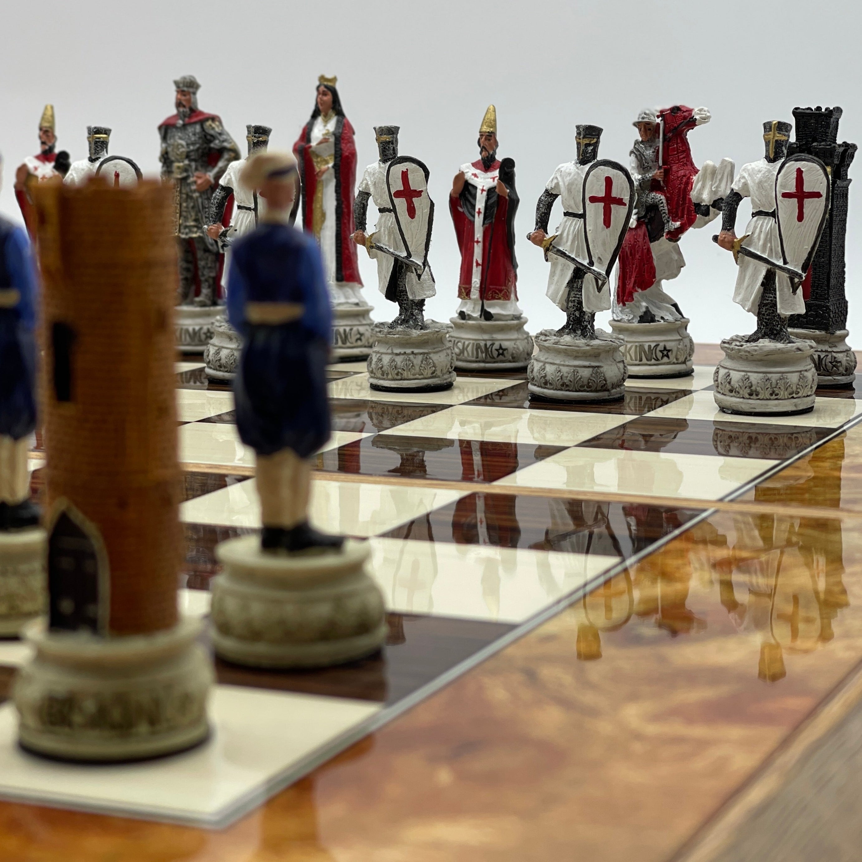 Handmade Walnut Pattern Backgammon Set with Polyester Crusaders Chess Pieces