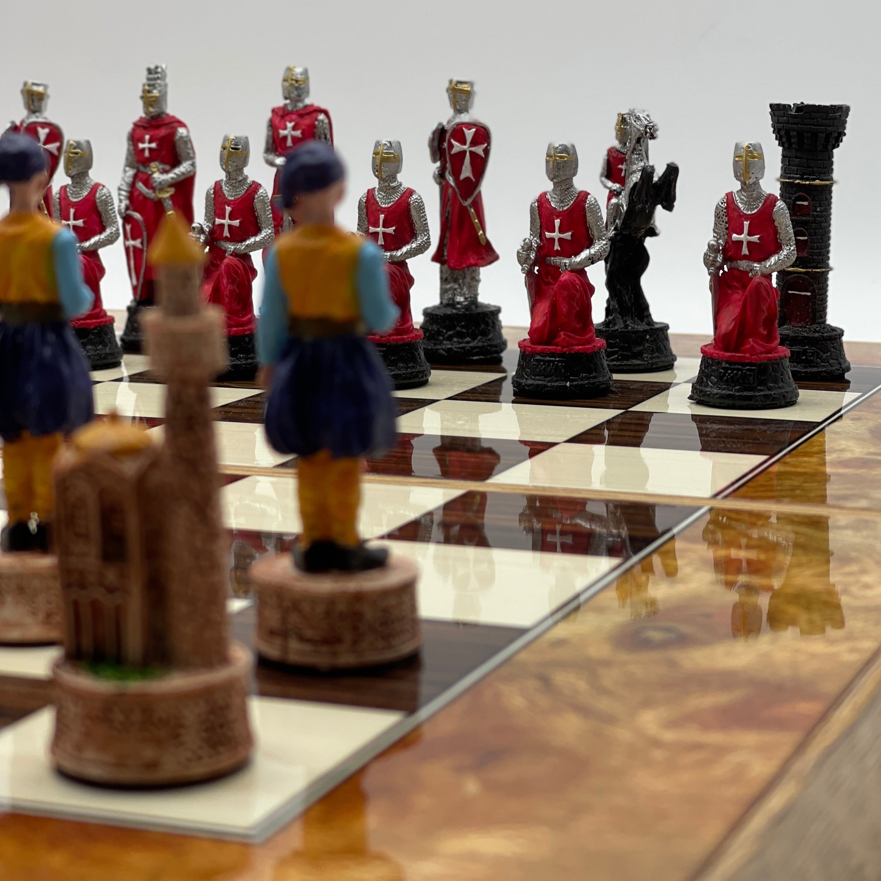 Handmade Walnut Pattern Backgammon Set With Polyester Crusaders Chess Pieces