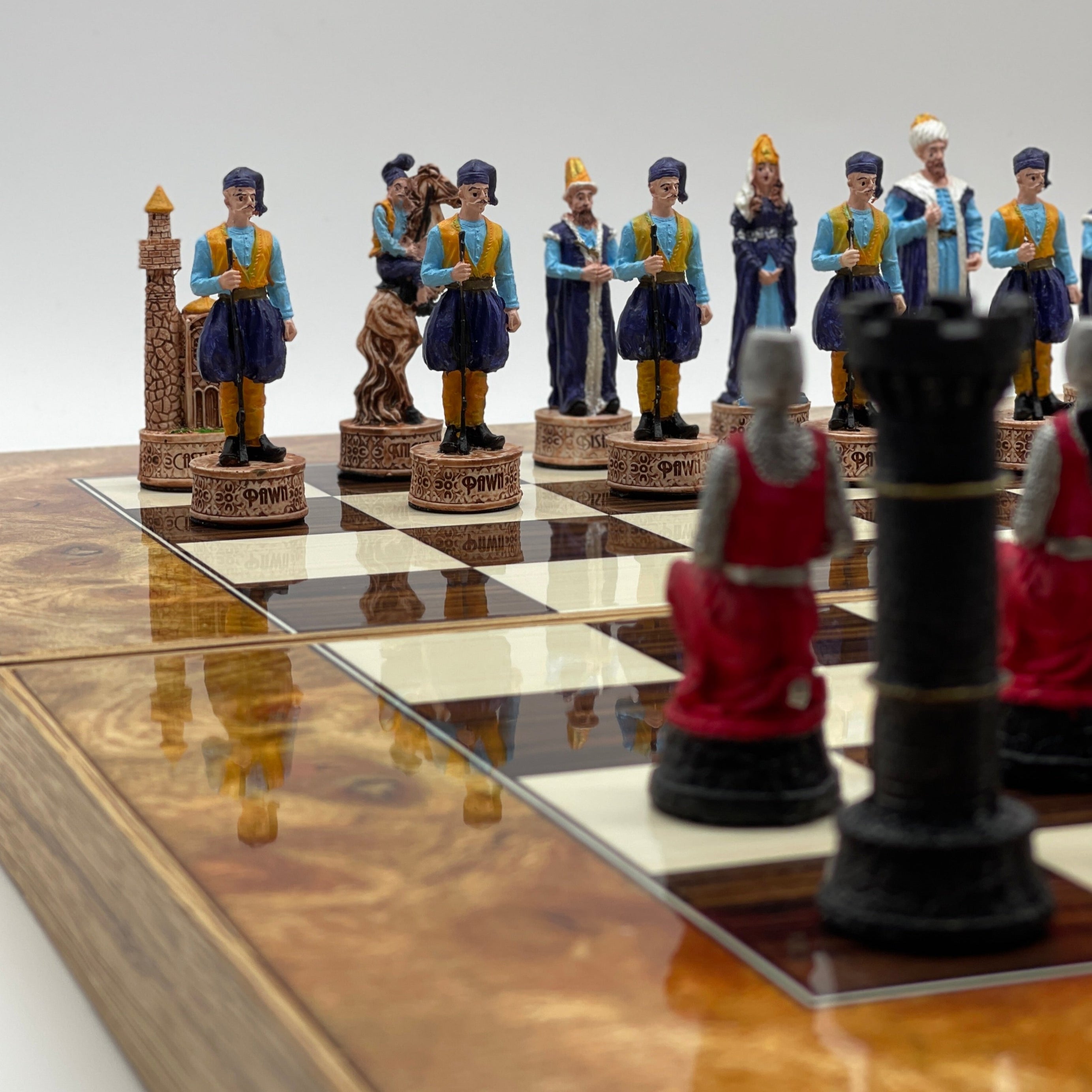 Handmade Walnut Pattern Backgammon Set With Polyester Crusaders Chess Pieces