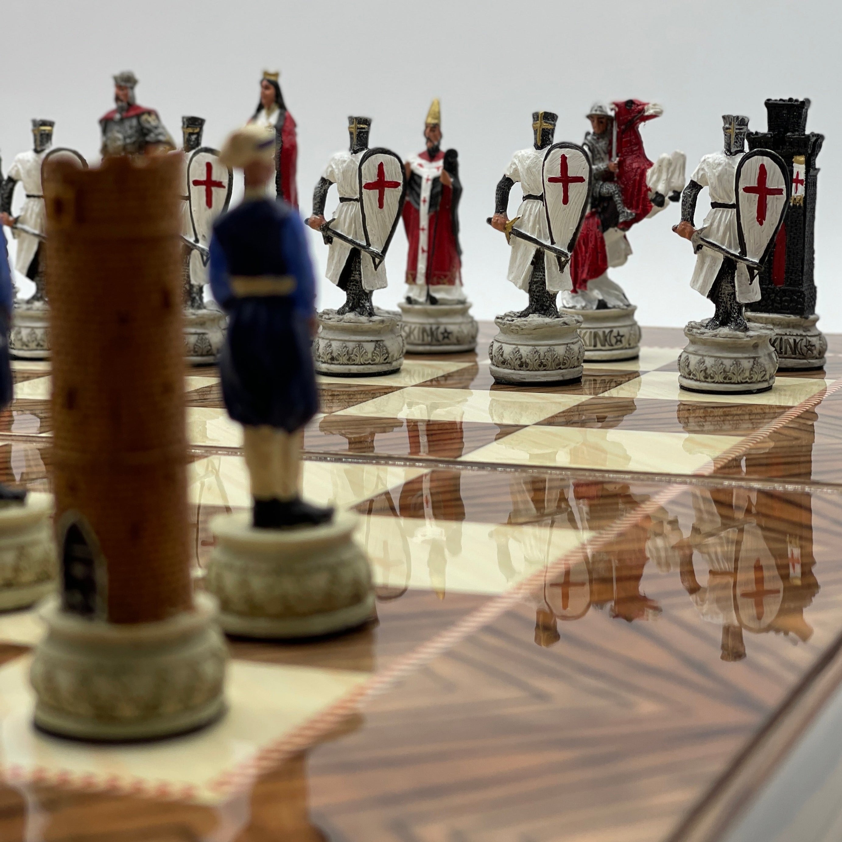 Handmade Brown Pattern Backgammon Set With Polyester Crusaders Chess Pieces