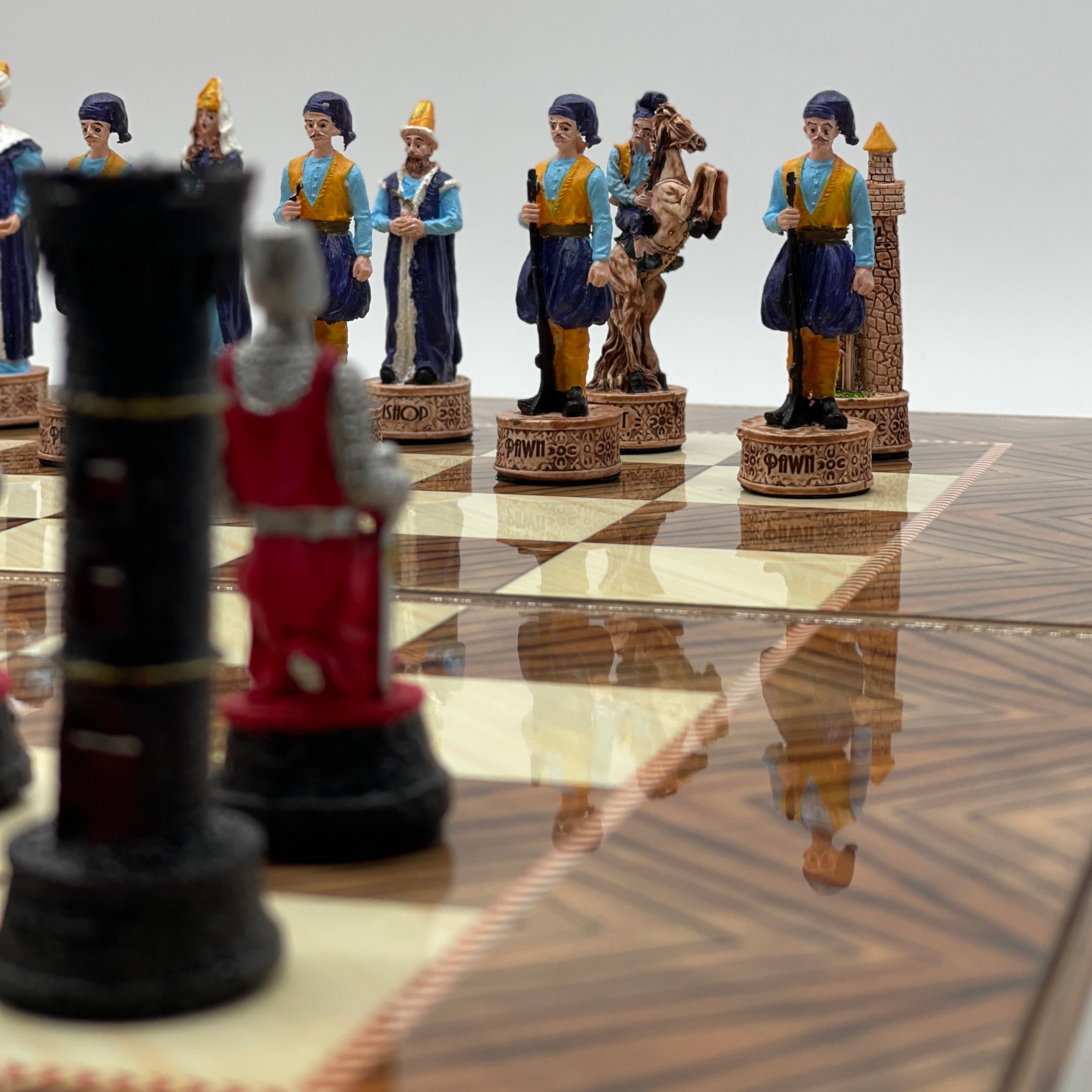 Handmade Brown Pattern Backgammon Set With Polyester Crusaders Chess Pieces