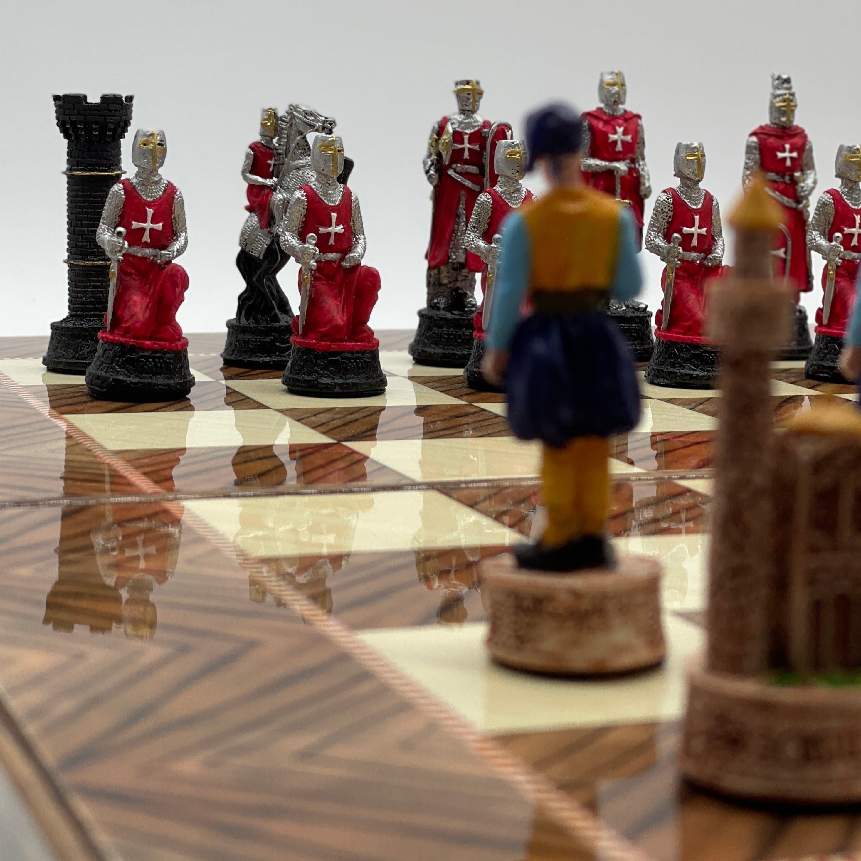 Handmade Brown Pattern Backgammon Set With Polyester Crusaders Chess Pieces