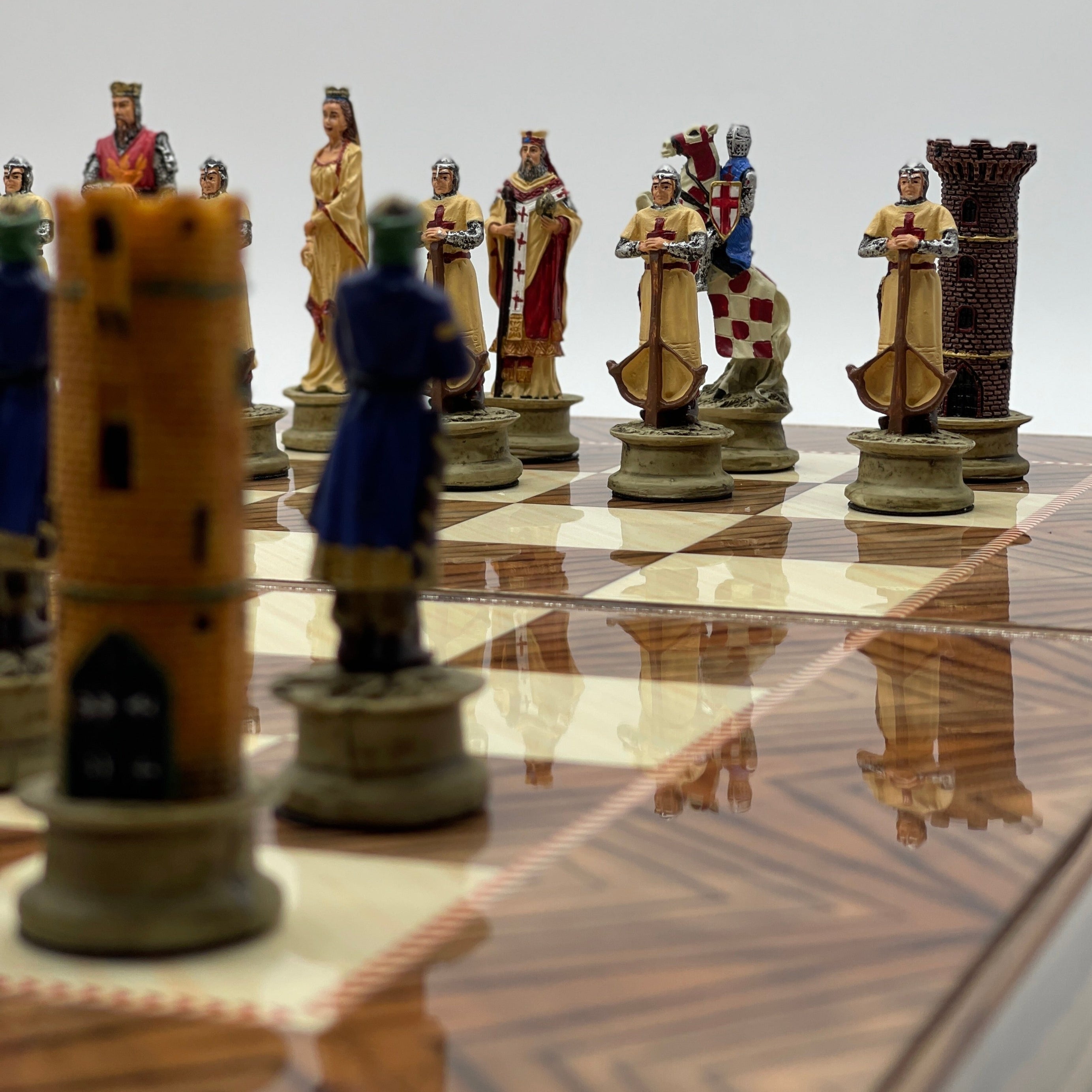 Handmade Brown Pattern Backgammon Set With Polyester Crusaders Chess Pieces