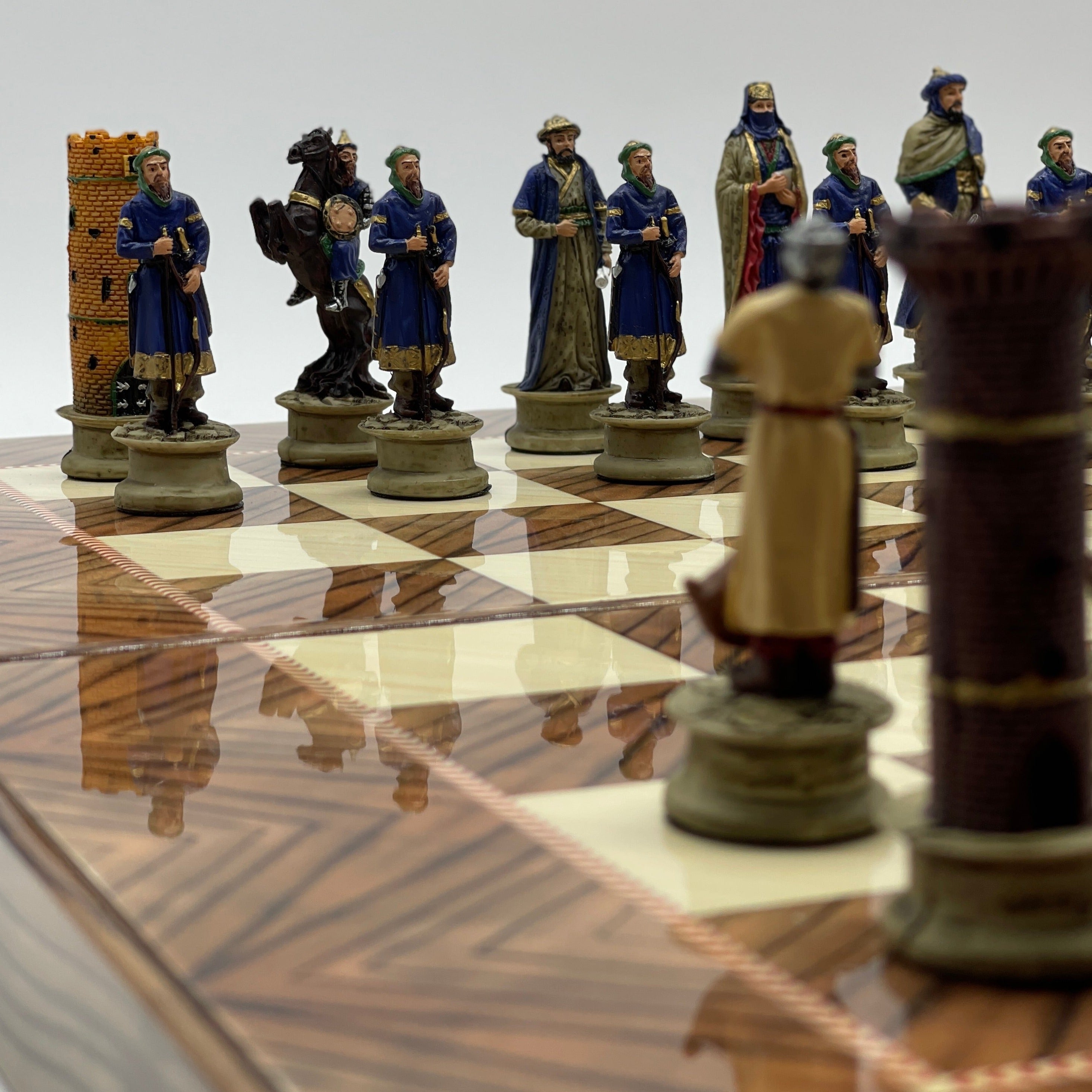 Handmade Brown Pattern Backgammon Set With Polyester Crusaders Chess Pieces