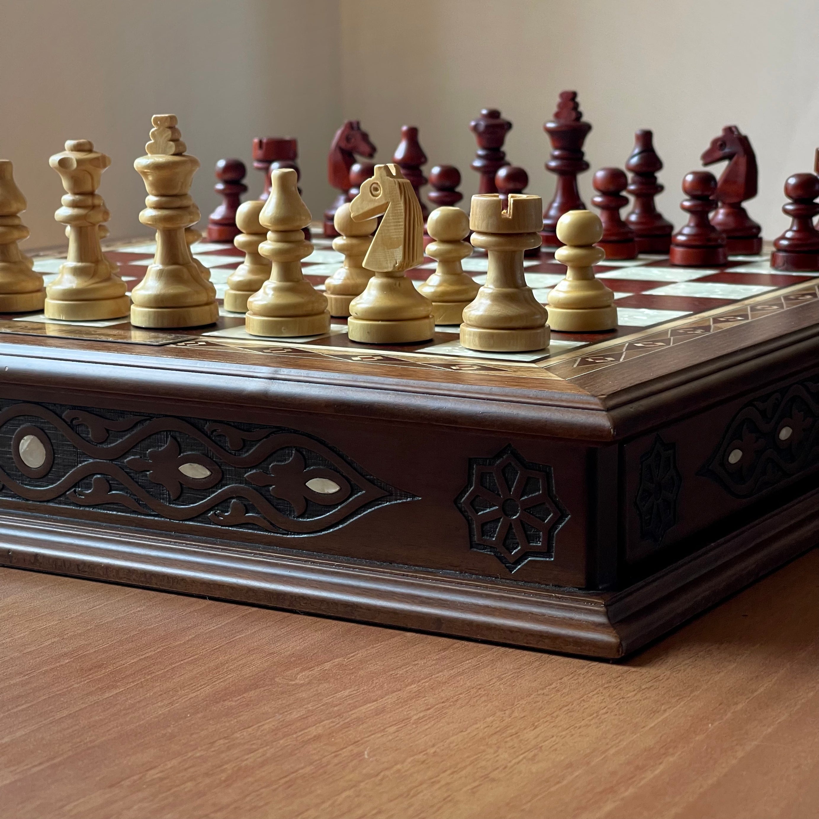 Walnut Wooden Circle Storage Chess Board with Classic Wood Chess Pieces